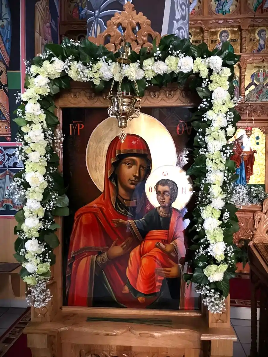 Icoana realizată pentru Catedrala din Cluj-Napoca a fost executată cu respectarea canonului iconografiei ortodoxe și cu o atenție deosebită acordată fiecărui detaliu. Lucrarea s-a integrat armonios în spațiul liturgic, răspunzând cerințelor artistice și spirituale ale proiectului Prețuri icoane pictate pe lemn – icoane ortodoxe bizantine realizate manual de pictorul Călin Bogătean Icoană Maica Domnului pictată pe lemn, lucrare unicat realizată pentru catedrală – atelier Călin Bogătean