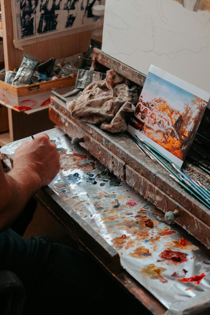 Artist pregătind o reproducere pictură în ulei pe pânză prețuri reproduceri pictură universală