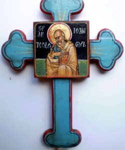 Cruce sculptată și pictată în tempera pe lemn, cu reprezentarea Sfântului Ioan Evanghelistul. Cruce sculptată și pictată în tempera, reprezentând pe Sfântul Ioan Evanghelistul