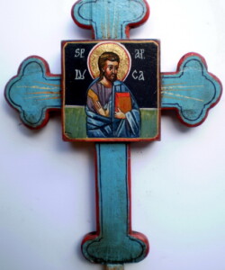 Cruce sculptată și pictată în tempera pe lemn, cu reprezentarea Sfântului Apostol Luca. Cruce sculptată și pictată în tempera, reprezentând pe Sfântul Apostol Luca