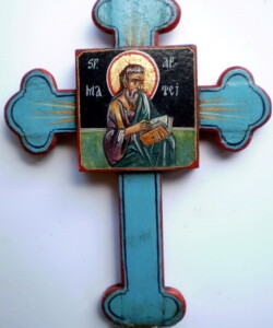 Cruce sculptată și pictată în tempera pe lemn, cu reprezentarea Sfântului Apostol Matei. Cruce sculptată și pictată în tempera, reprezentând pe Sfântul Apostol Matei