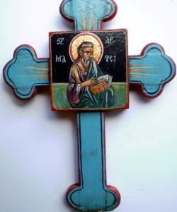 Cruce sculptată și pictată în tempera pe lemn, cu reprezentarea Sfântului Apostol Matei. Cruce sculptată și pictată în tempera, reprezentând pe Sfântul Apostol Matei