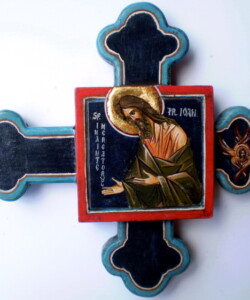 Cruce sculptată și pictată în tempera pe lemn, cu reprezentarea Sfântului Prooroc Ioan Botezătorul. Cruce sculptată și pictată în tempera, reprezentând pe Sfântul Prooroc Ioan Botezătorul