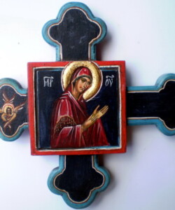 Cruce sculptată și pictată în tempera pe lemn, cu reprezentarea Maicii Domnului. Cruce sculptată și pictată în tempera, reprezentând pe Maica Domnului