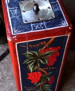 Detaliu sculptural cu struguri din ansamblul „Pomul Vieții”. Detaliu sculptural din ansamblul „Pomul Vieții”, reprezentând ciorchini de struguri