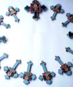 Ansamblu de cruci sculptate și pictate în tempera pe lemn, parte din seria „Pomul Vieții”. Ansamblu de cruci sculptate și pictate în tempera, cu reprezentări de sfinți – seria Pomul Vieții