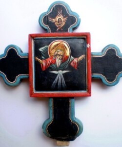 Cruce sculptată și pictată în tempera pe lemn, cu reprezentarea lui Dumnezeu Tatăl. Cruce sculptată și pictată în tempera, reprezentând pe Dumnezeu Tatăl