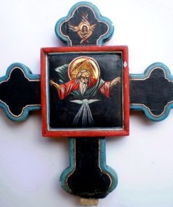 Cruce sculptată și pictată în tempera pe lemn, cu reprezentarea lui Dumnezeu Tatăl. Cruce sculptată și pictată în tempera, reprezentând pe Dumnezeu Tatăl