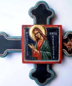 Cruce sculptată și pictată în tempera pe lemn, cu reprezentarea Sfintei Maria Magdalena. Cruce sculptată și pictată în tempera, reprezentând pe Sfânta Maria Magdalena