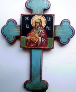 Cruce sculptată și pictată în tempera pe lemn, cu reprezentarea Sfântului Apostol Pavel. Cruce sculptată și pictată în tempera, reprezentând pe Sfântul Apostol Pavel