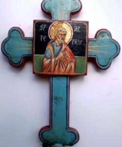 Cruce sculptată și pictată în tempera pe lemn, cu reprezentarea Sfântului Apostol Petru. Cruce sculptată și pictată în tempera, reprezentând pe Sfântul Apostol Petru