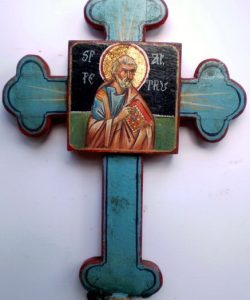 Cruce sculptată și pictată în tempera pe lemn, cu reprezentarea Sfântului Apostol Petru. Cruce sculptată și pictată în tempera, reprezentând pe Sfântul Apostol Petru