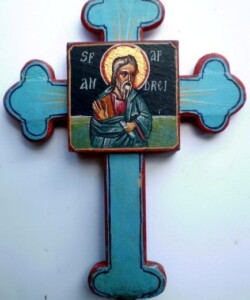 Cruce sculptată și pictată în tempera pe lemn, cu reprezentarea Sfântului Apostol Andrei. Cruce sculptată și pictată în tempera, reprezentând pe Sfântul Apostol Andrei