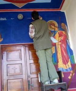 Pisanie realizată în tehnica frescei, integrată în ansamblul picturii murale. Pisanie realizată în tehnica frescei, parte a picturii murale iconografice