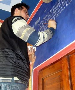 Pisanie realizată în tehnica frescei, integrată în ansamblul picturii murale. Pisanie realizată în tehnica frescei, parte din pictura murală iconografică