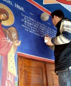 Pisanie realizată în tehnica frescei, integrată în ansamblul picturii murale. Pisanie realizată în tehnica frescei, parte din pictura murală iconografică