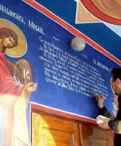 Pisanie realizată în tehnica frescei, integrată în ansamblul picturii murale. Pisanie realizată în tehnica frescei, parte din pictura murală iconografică