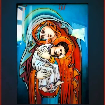 Icoană pe sticlă reprezentând Maica Domnului Ocrotitoarea Orfanilor, reinterpretare contemporană în stil iconografic tradițional Maica Domnului – icoană pe sticlă
