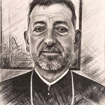 Portret realizat manual în creion după fotografie Portret realist de preot desenat în creion de artistul Călin Bogătean
